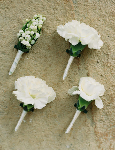 flores-brancas-lapela-casamento-constance-zahn