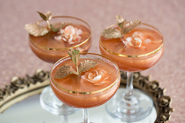 sobremesa-duas-gastronomia-gelatina-de-champanha-e-rosas-decorada-com-folhas-de-menta-dourada