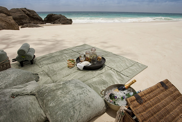 O almoço na praia é uma das opções do North Island para os casais em lua de mel