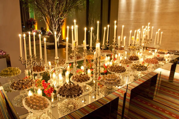 decoração de casamento só com velas, decoração de casamento com velas, velas decorativas, castiçal, mesa do bolo, mesa espelhada