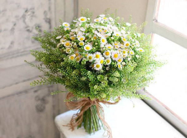 buquê de noiva com flor de camomila ou margaridas