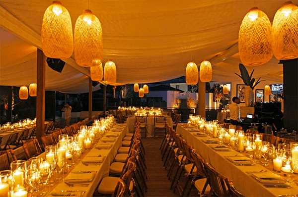 decoração de casamento só com velas, decoração de casamento com velas, velas decorativas, castiçal, castiçal com manga de vidro, mesa comunitária