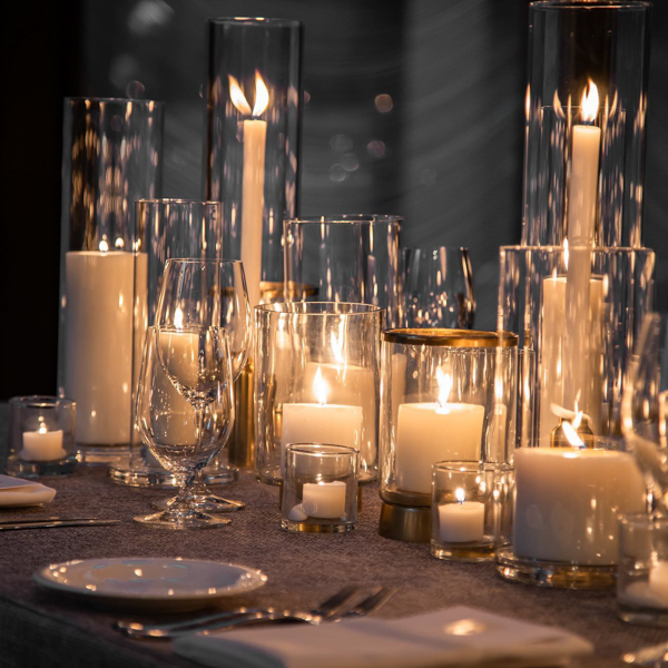 decoração de casamento só com velas, decoração de casamento com velas, velas decorativas, castiçal, castiçal com manga de vidro