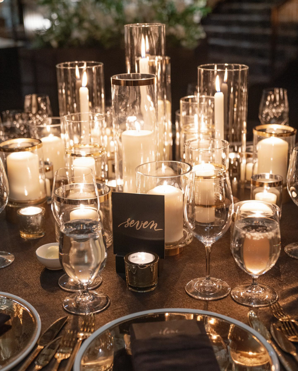 velas decorativas, castiçal, castiçal com manga de vidro, mesa de convidados