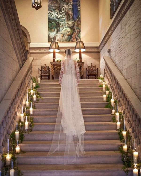 decoração de casamento só com velas, decoração de casamento com velas, velas decorativas, castiçal, castiçal com manga de vidro, entrada com decoração de velas