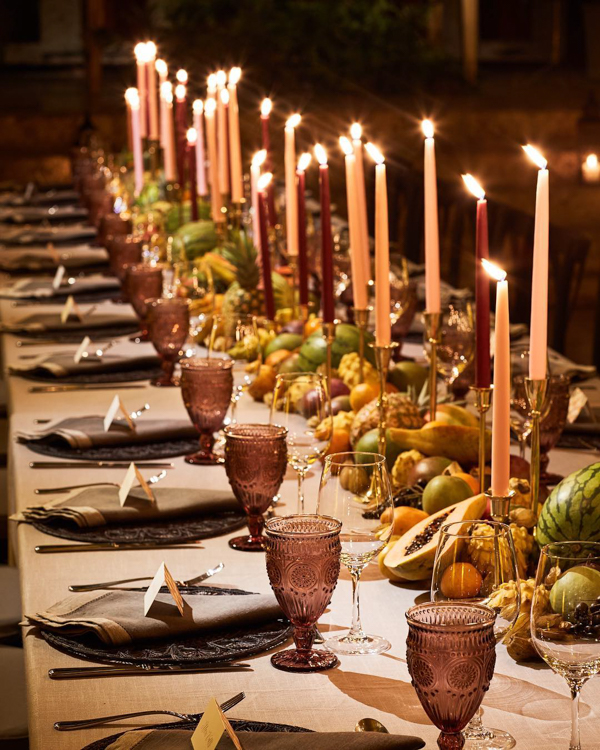 decoração de casamento só com velas, decoração com frutas, decoração de casamento com velas, velas decorativas, castiçal, velas coloridas, copo bico de jaca
