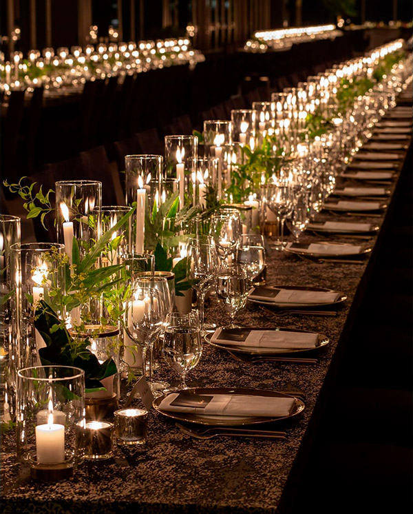 decoração de casamento só com velas, decoração de casamento com velas, velas decorativas, castiçal, castiçal com manga de vidro, mesa comunitária, greenery