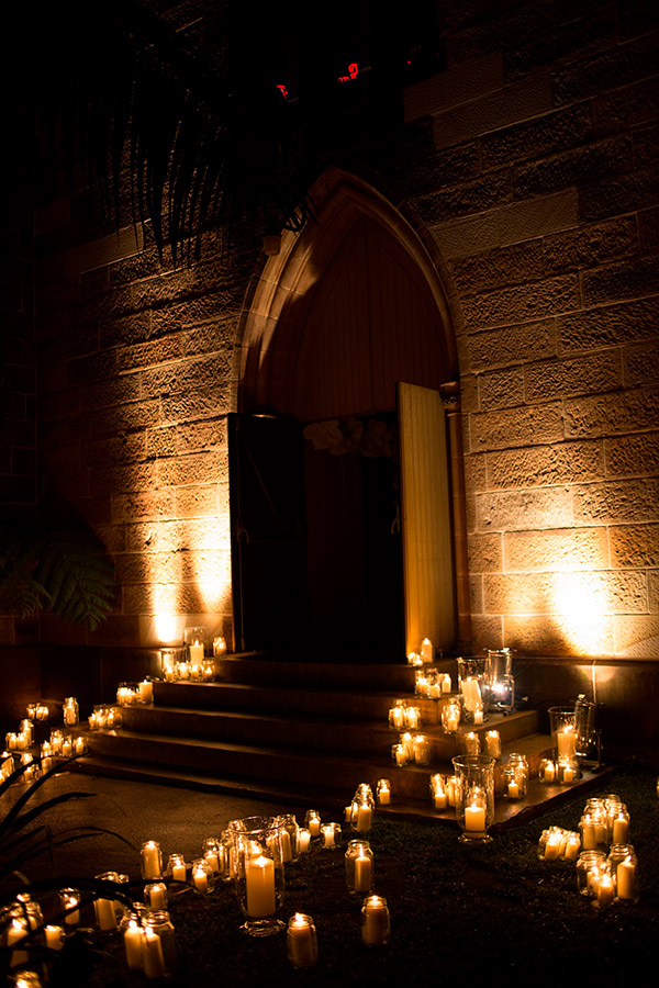 velas decorativas, castiçal, castiçal com manga de vidro, entrada da igreja