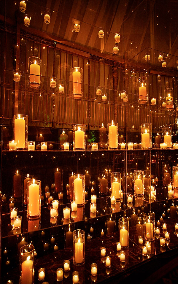 velas decorativas, castiçal, castiçal com manga de vidro, estante com velas, parede de velas