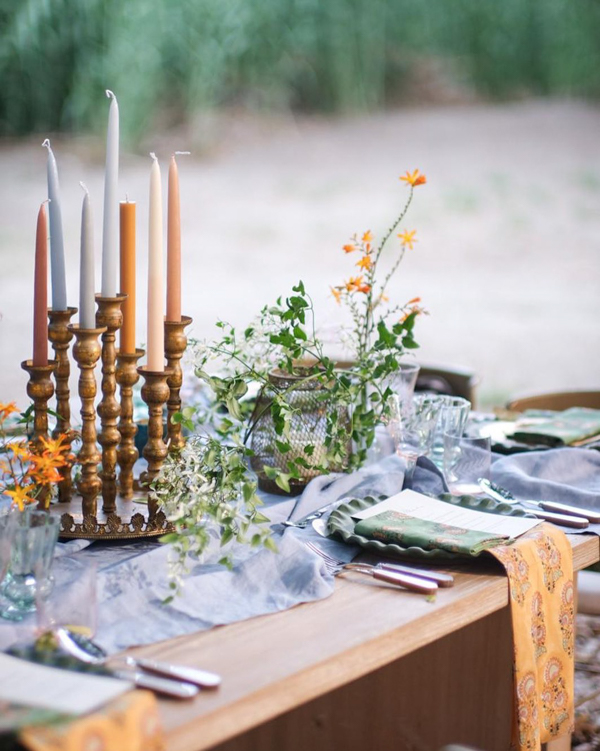 decoração de casamento só com velas, decoração de casamento com velas, velas decorativas, mesa posta, vela colorida, castiçal