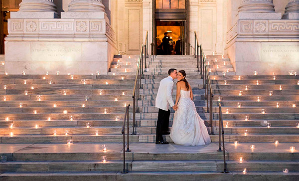 velas decorativas, castiçal, castiçal com manga de vidro, casal na escadaria, velas na escadaria