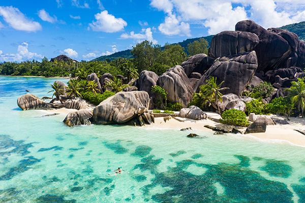 Bela praia de areia branca em uma ilha tropical nas Seychelles