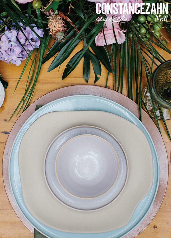 porcelana colorida, mesa posta,, tendência de decoração de casamento 2022