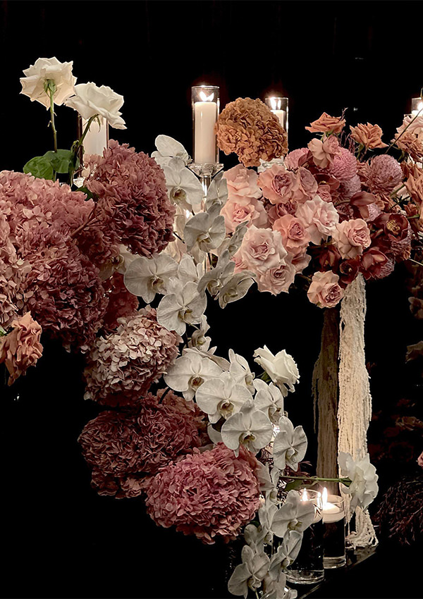 tendências de decoração de casamentos 2022, decoração com hortênsias, rosas e orquídeas