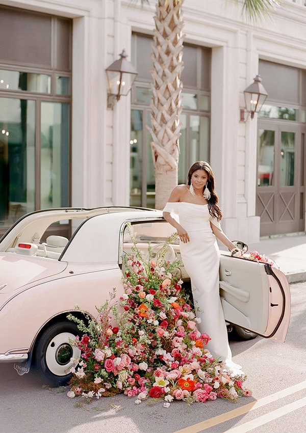 carro com flores, noiva,tendência de decoração de casamento 2022