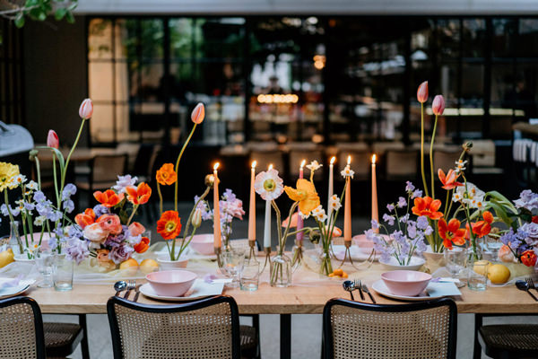 mesa posta, flores artsy, arranjo floral,tendência de decoração de casamento 2022