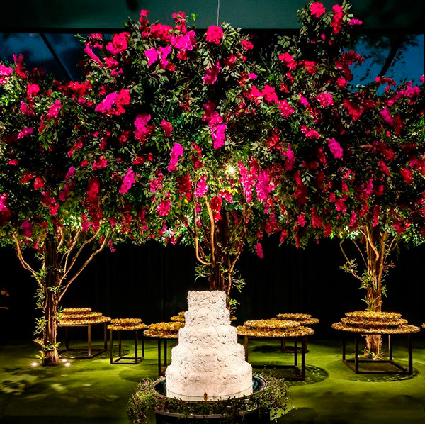 casamento de Helena Silvarolli, decoração da festa, decoração de casamento, lustres de cristal, bolo de casamento