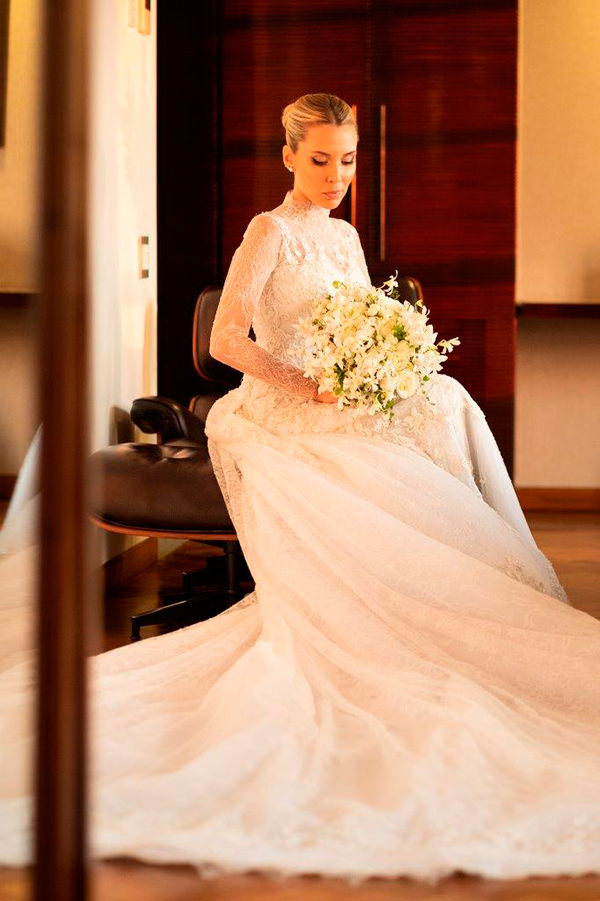 casamento de Helena Silvarolli, vestido de noiva com renda, vestido de noiva com cauda, buquê de noiva
