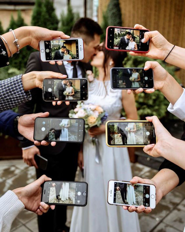 Casamento desconectado: como fazer um casamento sem celular, noivos sendo fotografados