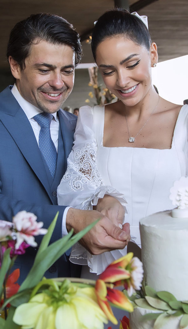 casamento de Lu Tranchesi, casamento de Lu Tranchesi e Rafael Luzzi, casamento no campo, casamento em casa, casamento na igreja, decoração, casal cortando bolo