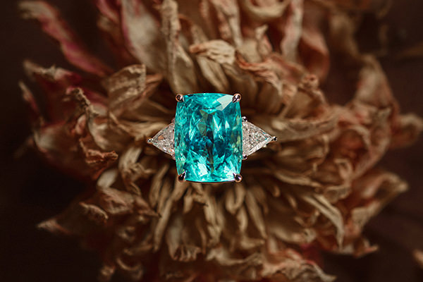 tendência de casamento 2022, tendência de anel de noivado 2022, diamante, brilhante, pedras preciosas, anel de noivado com 3 pedras