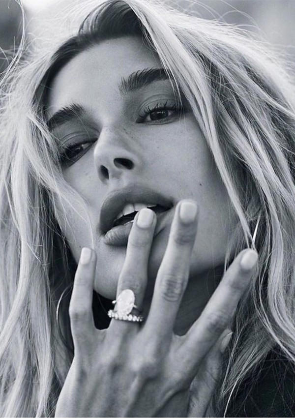 tendência de casamento 2022, tendência de anel de noivado 2022, diamante, brilhante, pedras preciosas, anel de noivado oval, anel de noivado de Hailey Bieber 