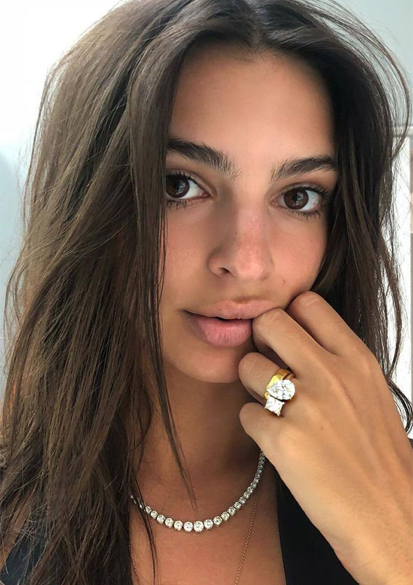tendência de casamento 2022, tendência de anel de noivado 2022, diamante, brilhante, pedras preciosas, toi et moi, Emily Ratajkowski