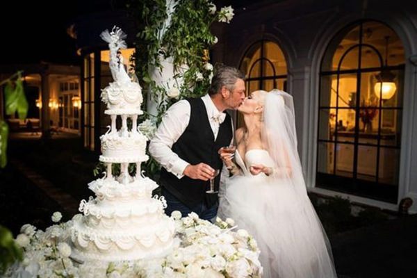 Tendência de bolo de casamento 2022, bolo de casamento, Decoração de bolo de casamento, bolo de casamento de Gwen Stefani e Blake Shelton