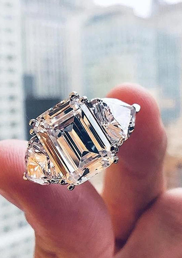 tendência de casamento 2022, tendência de anel de noivado 2022, diamante, brilhante, pedras preciosas, anel de noivado com 3 pedras, lapidação esmeralda