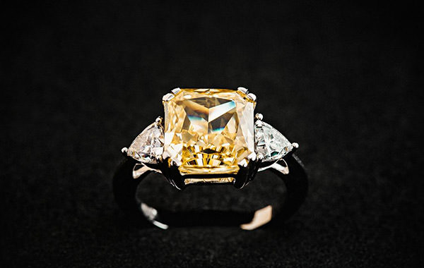 tendência de casamento 2022, tendência de anel de noivado 2022, diamante, brilhante, pedras preciosas, gemas coloridas