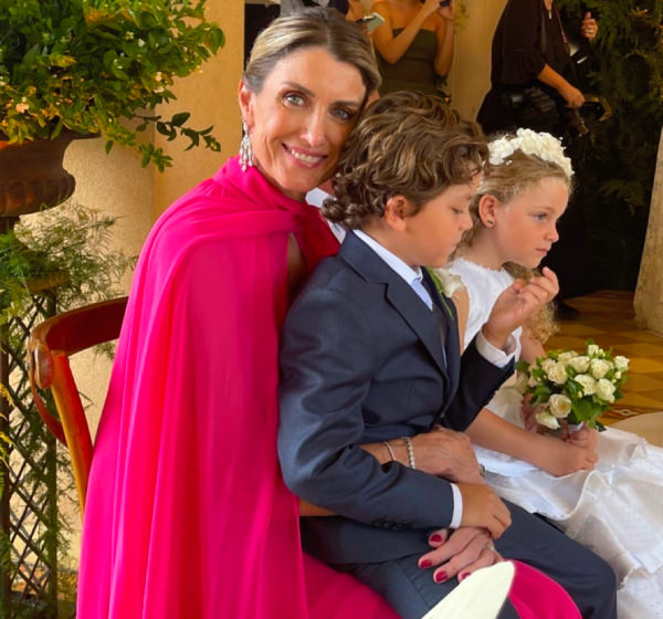 looks das convidadas do casamento de Lu Tranchesi; vestido rosa longo; vestido com capa rosa; vestido rosa; vestido mãe da noiva; vestido com cinto; vestido para madrinha; vestido para casamento