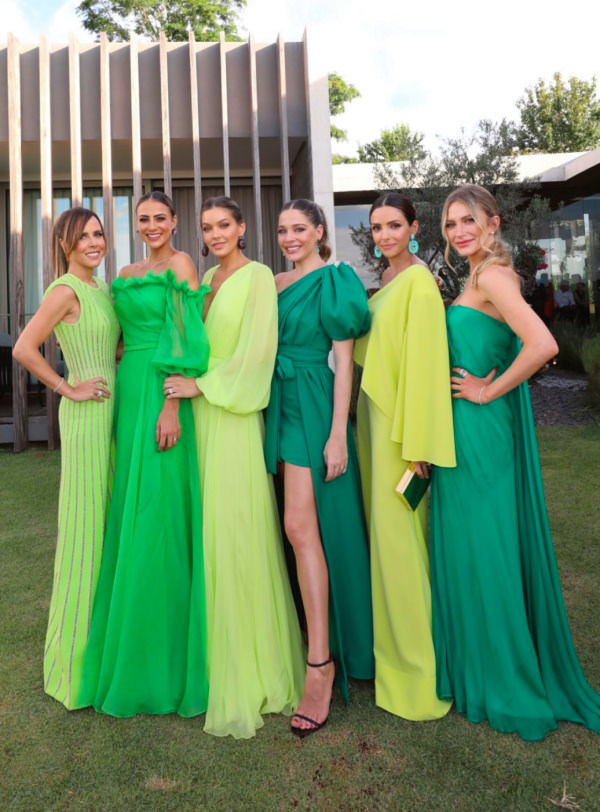 looks das convidadas do casamento de Lu Tranchesi; vestido verde longo; vestido madrinha; vestido madrinha verde; vestido casamento longo verde; foto madrinhas; vestido verde escuro longo; vestido verde claro longo; vestidos verdes
