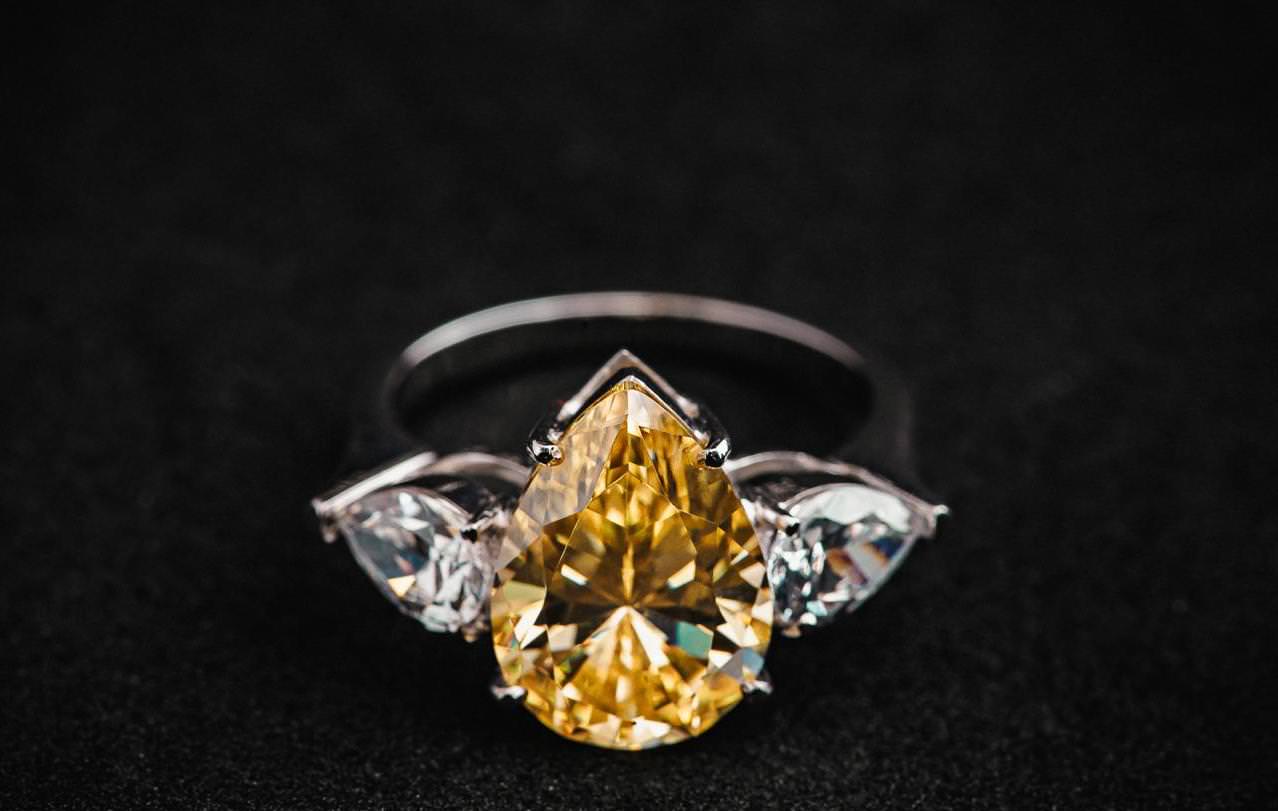 tendência de casamento 2022, tendência de anel de noivado 2022, diamante, brilhante, pedras preciosas, anel de noivado com 3 pedras