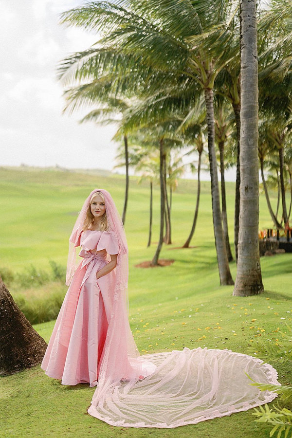 Vestido de noiva 2022, tendência vestido de noiva,dopamine, vestido cor de rosa chiclete, vestido de noiva colorido