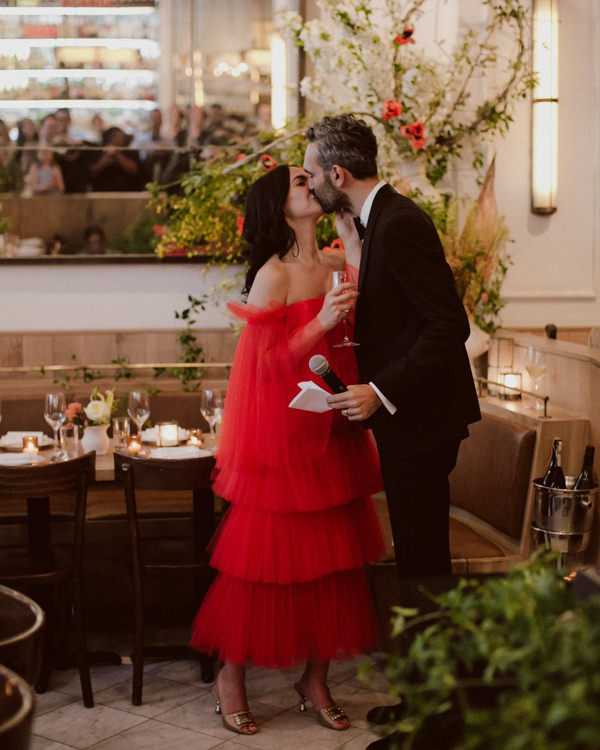 Vestido de noiva 2022, tendência vestido de noiva, vestido dopamine, vestido vermelho