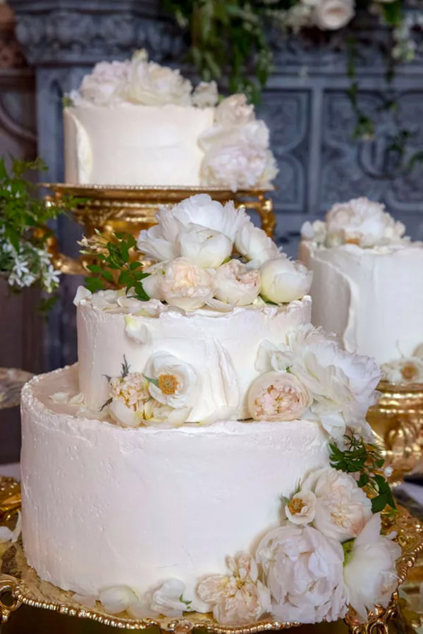 bolo de casamento, bolo de casamento da realeza, bolo branco, casamento da real, casamento da realeza, Meghan Markle, Príncipe Harry, flores naturais, trio de bolos, peonias