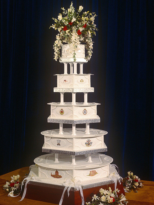 bolo de casamento, bolo de casamento da realeza, bolo branco, casamento da real, casamento da realeza, Princesa Diana, Príncipe Charles, bolo de cinco andares, topo de bolo, monograma, flores brancas