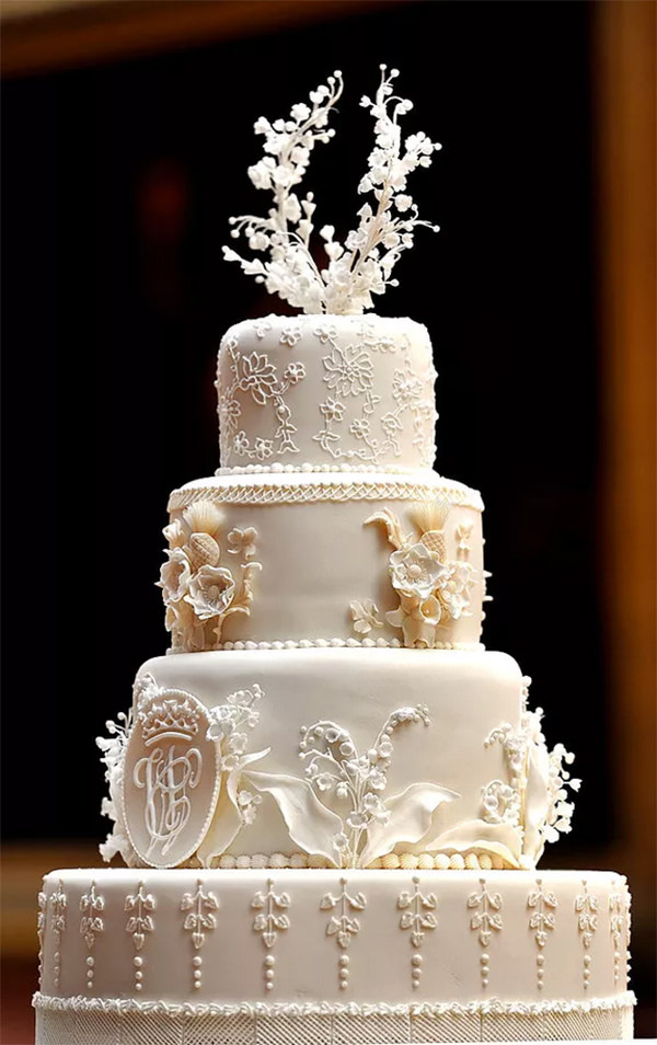 bolo de casamento, bolo de casamento da realeza, bolo branco, casamento da real, casamento da realeza, Kate Middleton, Príncipe William, duquesa de Cambridge, flores de açúcar, topo de bolo, muguet, monograma, lily of the valley