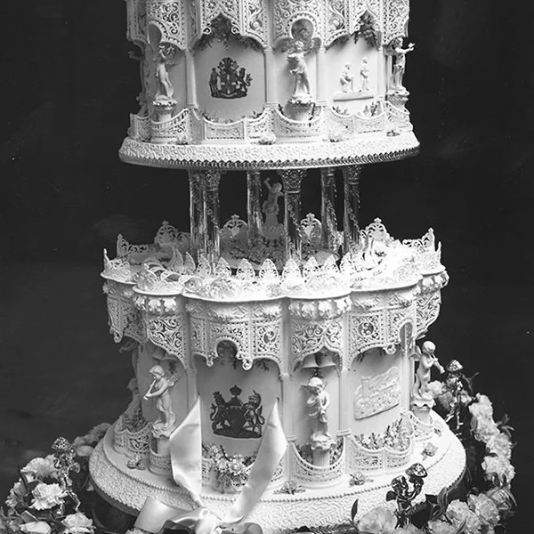bolo de casamento, bolo de casamento da realeza, bolo branco, casamento da real, casamento da realeza, Rainha Elizabeth II, Príncipe Philip, bolo de quatro andares, topo de bolo, monograma, rosas brancas, laço de fita, querubins, 