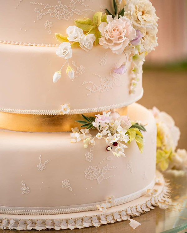  bolo de casamento, bolo de casamento da realeza, bolo branco, casamento da real, casamento da realeza, Lady Gabriella Windsor, Thomas Kingston, flores de açúcar, bolo de sete andares, dourado, rosé, 