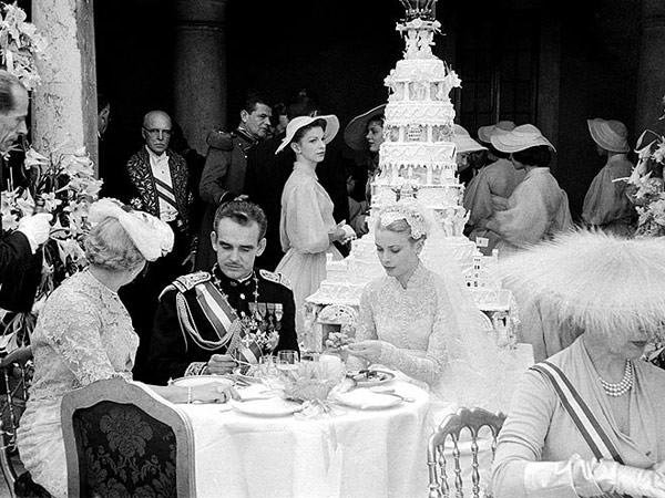bolo de casamento, bolo de casamento da realeza, bolo branco, casamento da real, casamento da realeza, Grace Kelly, Príncipe Rainier III, bolo de cinco andares, topo de bolo, monograma, querubins, igrejas