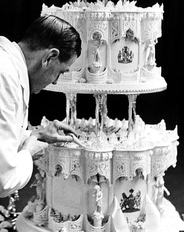 bolo de casamento, bolo de casamento da realeza, bolo branco, casamento da real, casamento da realeza, Rainha Elizabeth II, Príncipe Philip, bolo de quatro andares, topo de bolo, monograma, rosas brancas, laço de fita, querubins, 