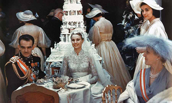 bolo de casamento, bolo de casamento da realeza, bolo branco, casamento da real, casamento da realeza, Grace Kelly, Príncipe Rainier III, bolo de cinco andares, topo de bolo, monograma, querubins, igrejas