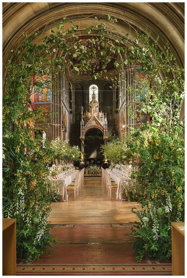 decoração de casamento greenery, decoração de casamento botânica, decoração de casamento com folhagem, decoração de casamento verde, caminho da noiva, altar de casamento, altar de igreja, decoração de igreja