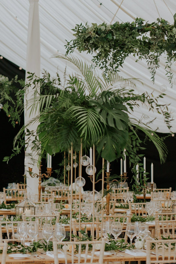 decoração de casamento greenery, decoração de casamento botânica, decoração de casamento com folhagem, decoração de casamento verde, arranjo de centro de mesa, arranjo alto