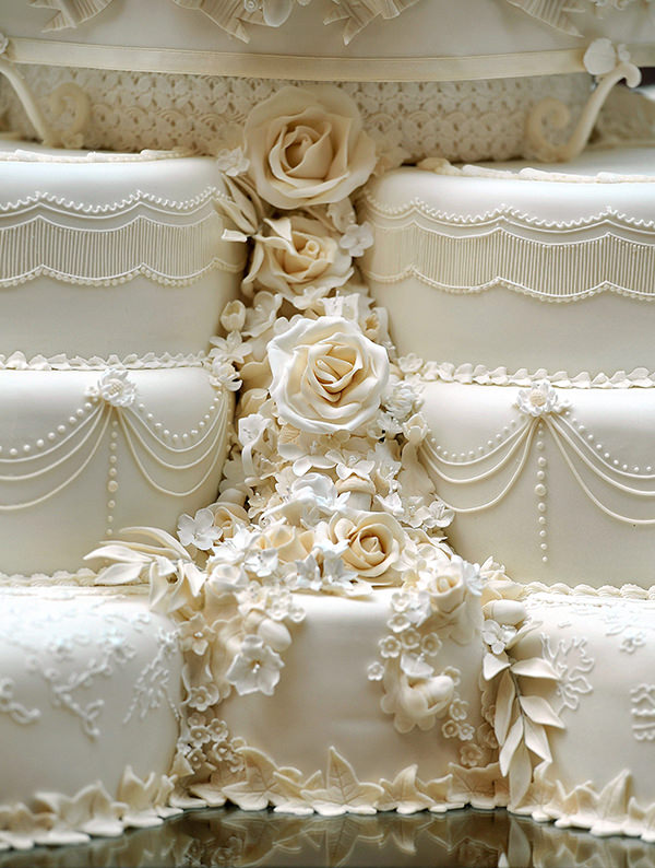 bolo de casamento, bolo de casamento da realeza, bolo branco, casamento da real, casamento da realeza, Kate Middleton, Príncipe William, duquesa de Cambridge, flores de açúcar