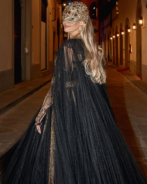  convidada do casamento de Lala Rudge na Itália, Florença, segundo casamento Lala Rudge, baile de mascaras, Lala Rudge, Dolce & Gabbana, vestido preto e dourado, 