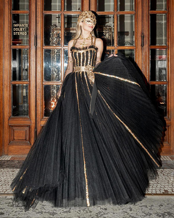 convidada do casamento de Lala Rudge na Itália, Florença, segundo casamento Lala Rudge, baile de mascaras, Lala Rudge, Dolce & Gabbana, vestido preto e dourado