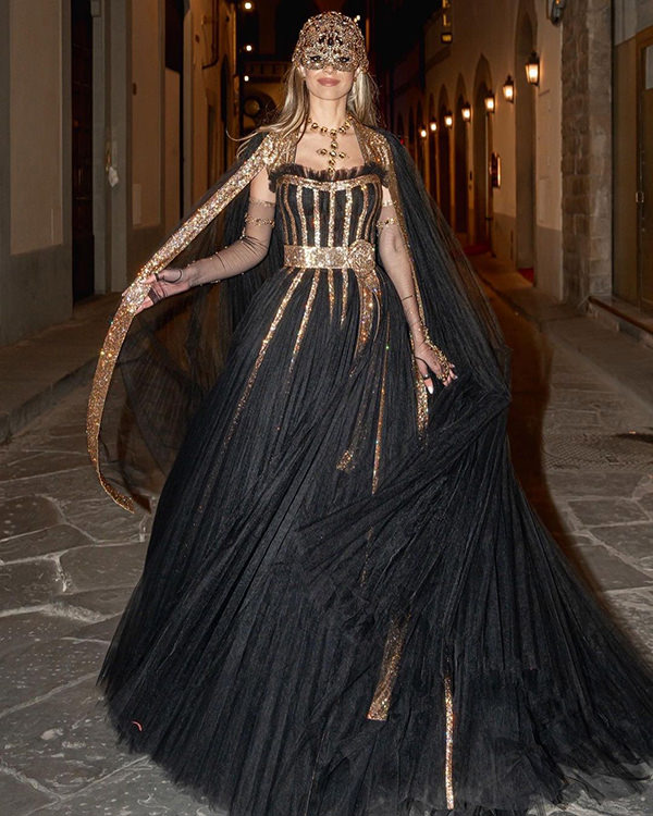 convidada do casamento de Lala Rudge na Itália, Florença, segundo casamento Lala Rudge, baile de mascaras, Lala Rudge, Dolce & Gabbana, vestido preto e dourado, 