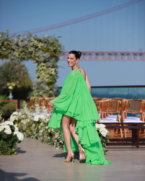 Looks das convidadas das bodas de Luma Costa e Leonardo Martins, vestido de madrinha, vestido de convidada de casamento, vestido de bodas de casamento, renovação de votos de de Luma Costa e Leonardo Martins, convidadas de casamento, Thais Senna, vestido verde, vestido assimétrico, babados